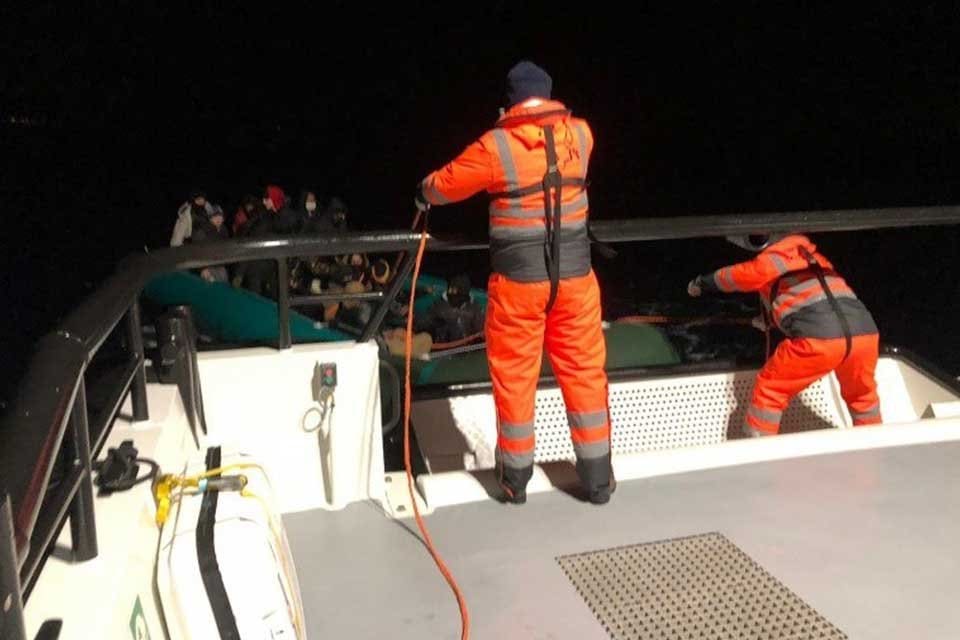 İzmir'in Dikili il&ccedil;esi a&ccedil;ıklarında, motor arızası nedeniyle denizde mahsur kalan