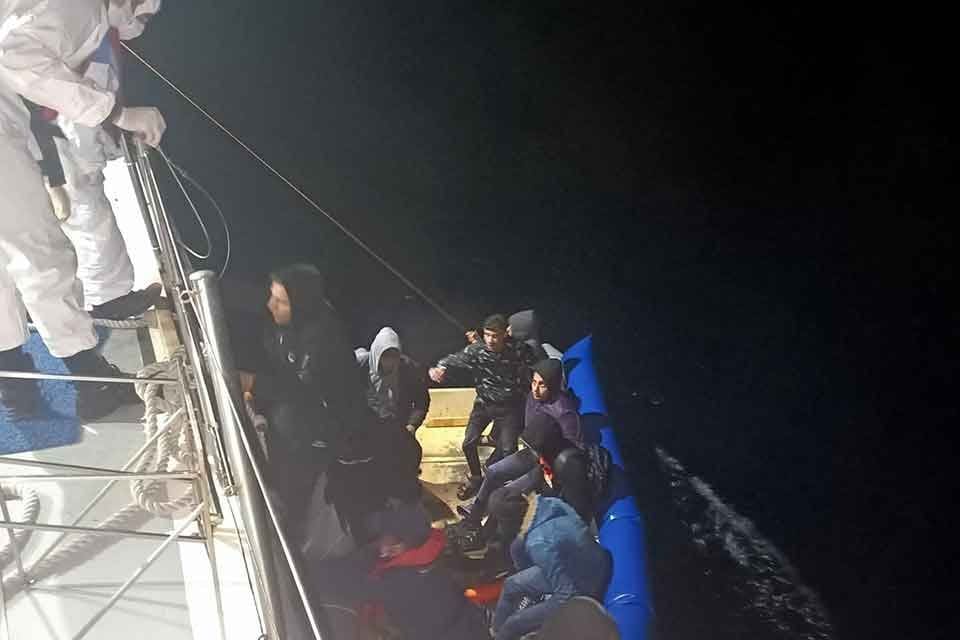 Aydın'ın Kuşadası il&ccedil;esi a&ccedil;ıklarında, Yunanistan unsurlarınca T&uuml;rk kara sularına geri