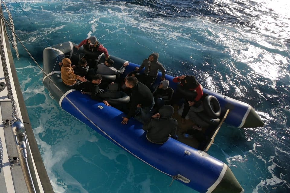 Aydın'ın Kuşadası il&ccedil;esi a&ccedil;ıklarında 24 ka&ccedil;ak g&ouml;&ccedil;men yakalandı, T&uuml;rk karasularına