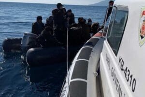 İzmir'in Dikili il&ccedil;esi a&ccedil;ıklarında lastik bot i&ccedil;erisindeki 21 ka&ccedil;ak g&ouml;&ccedil;men