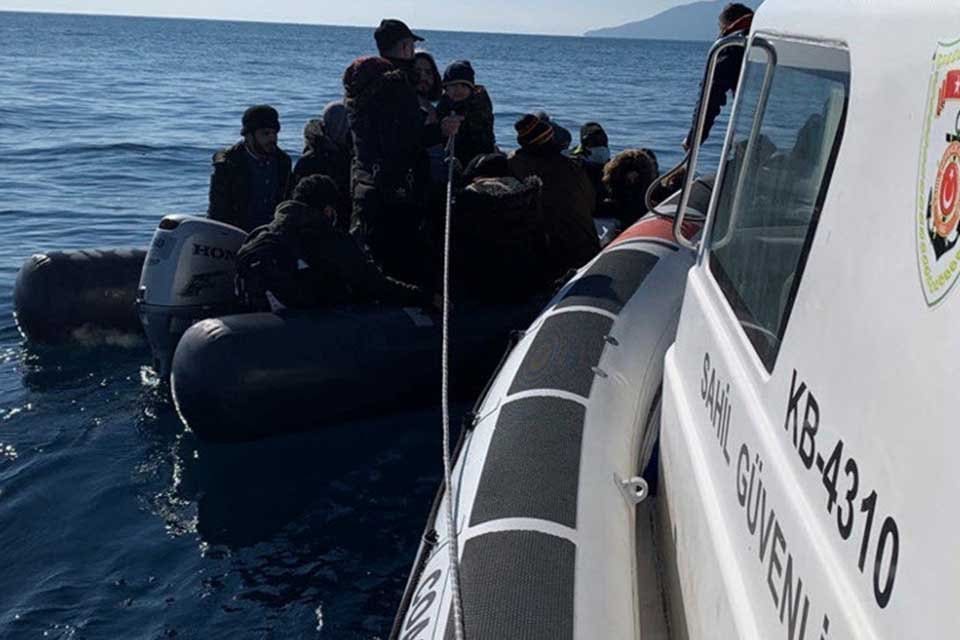 İzmir'in Dikili il&ccedil;esi a&ccedil;ıklarında lastik bot i&ccedil;erisindeki 21 ka&ccedil;ak g&ouml;&ccedil;men