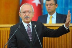İzmirli depremzedelerin sıkıntı ve taleplerini partisinin grup toplantısında g&uuml;ndeme getiren