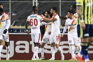 Süper Lİg'in 26. haftasında Göztepe, şampiyonluk adaylarından Fenerbahçe'yi evinde 1-0
