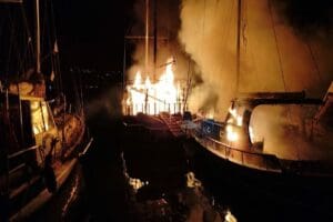 Muğla'nın Bodrum il&ccedil;esinde teknede &ccedil;ıkan yangın, bitişikteki 3 tekneye daha