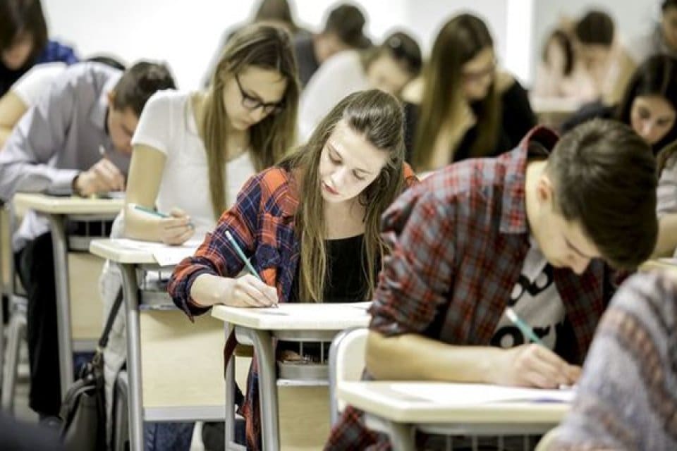 AK Parti Grup Başkanvekili Emin Akbaşoğlu, lisans ve y&uuml;kseklisans &ouml;ğrencileri