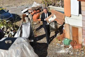 İzmir'in Buca ilçesinde dezavantajlı bölgede yer alan lisenin müdürü Hacı