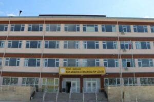 İzmir Bergama&rsquo;da, 14 Eyl&uuml;l Anadolu Lisesi&rsquo;nin depreme dayanıksız olduğu i&ccedil;in