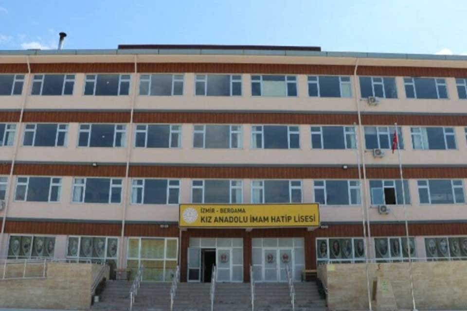 İzmir Bergama&rsquo;da, 14 Eyl&uuml;l Anadolu Lisesi&rsquo;nin depreme dayanıksız olduğu i&ccedil;in