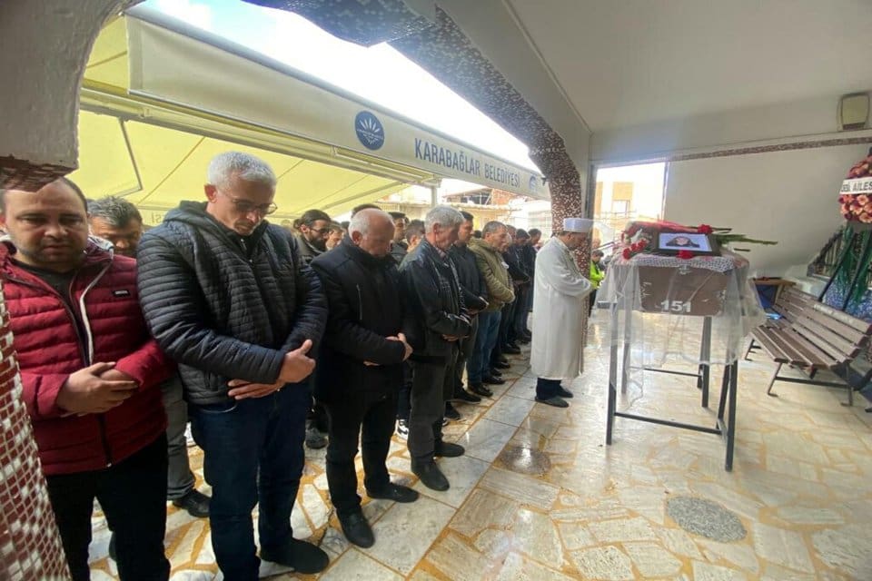 İzmir'in Karabağlar il&ccedil;esinde Alican Şara'nın (22), polisten ka&ccedil;arken direksiyonda tabancayla