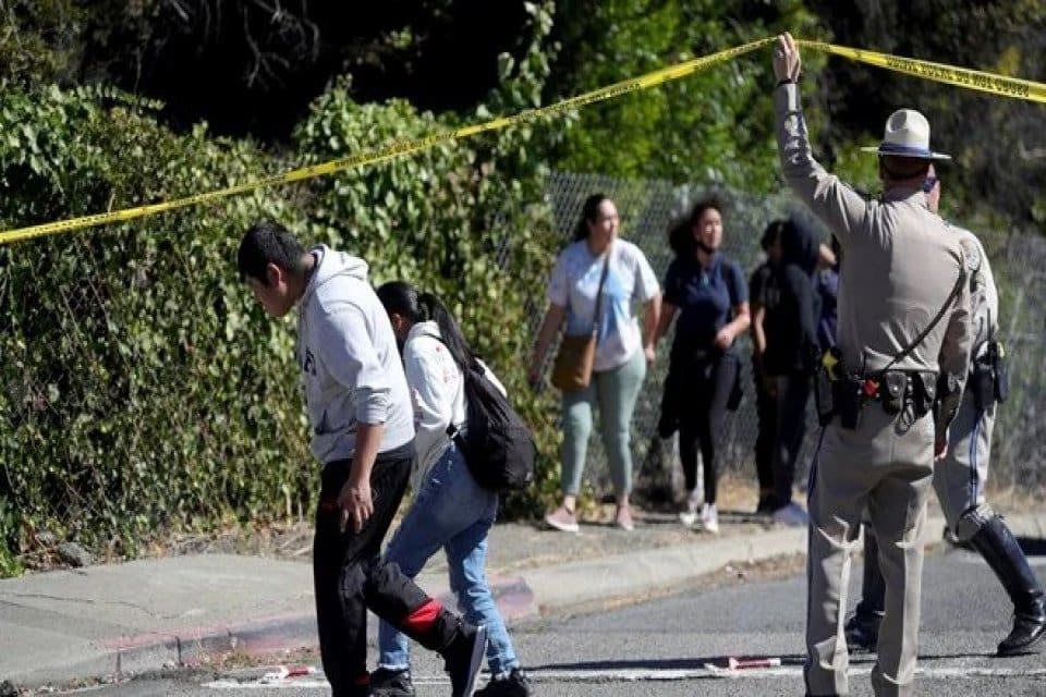 Kuzey Californiya kentindeki yetkililer, Oakland'daki bir okul kamp&uuml;s&uuml;ne yapılan silahlı
