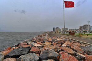 İzmir'de kuvvetli fırtına nedeniyle B&uuml;y&uuml;kşehir Belediyesi ekipleri yoğun mesai harcadı.