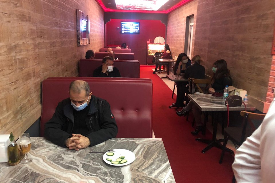 İzmir'in Konak ilçesinde, sokağa çıkma yasağına rağmen bir lokalde eğlenen