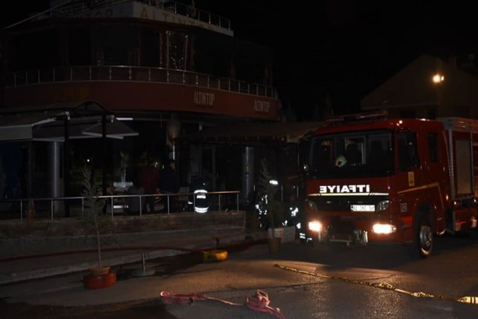 Konya'da bir lokantada patlama meydana geldi.&nbsp;Patlamanın ardından&nbsp;&ccedil;ıkan yangın itfaiye ekiplerince