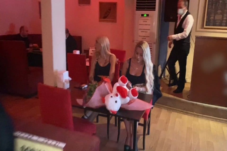 İstanbul'un Maltepe ve Pendik il&ccedil;elerinde lokanta ruhsatıyla &ccedil;alışan pavyonlara baskın