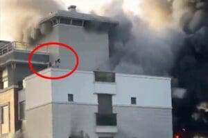 Antalya'da bir sitede &ccedil;ıkan yangında korku dolu anlar yaşandı. 3