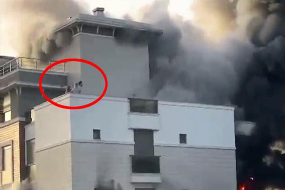 Antalya'da bir sitede &ccedil;ıkan yangında korku dolu anlar yaşandı. 3