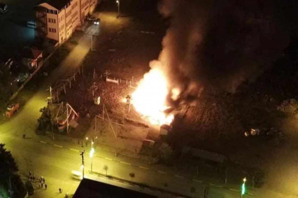 Sakarya&rsquo;nın Kocaali il&ccedil;esinde, lunapark i&ccedil;erisinde bulunan b&uuml;y&uuml;k &ccedil;adır alev alev