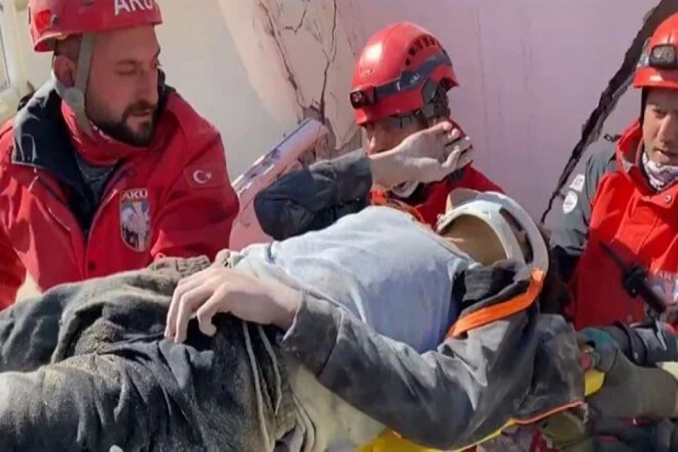 Hatay'da depremde Balcı ailesi yıkılan binanın altında kaldı. Kurtarma &ccedil;alışmalarına