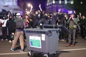 Fransa'da resmi olmayan sonu&ccedil;lara g&ouml;re Cumhurbaşkanı Emmanuel Macron'un yeniden se&ccedil;ilmesinin