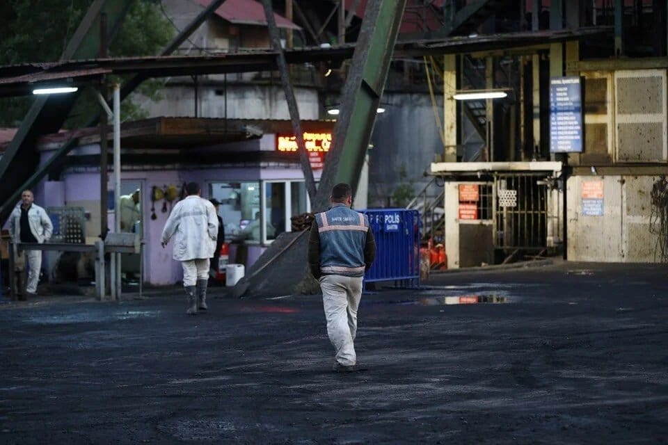 Amasra'daki maden ocağında yangının kısmen s&uuml;rd&uuml;ğ&uuml; alan &ouml;zel betonla kapatıldı.
