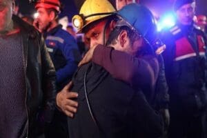 Sağlık Bakanı Fahrettin Koca, Bartın'daki maden kazasından yaralı kurtarılan bir