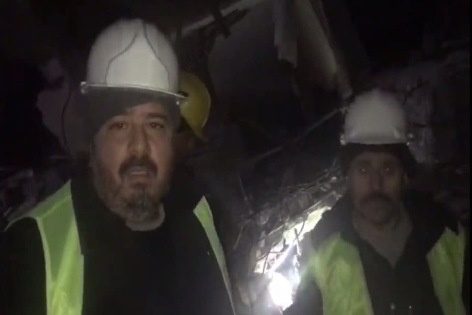 Deprem b&ouml;lgesinde enkazdan &ccedil;ağrı yapan bir madenci, &ldquo;Onlarca y&uuml;zlerce insanlar