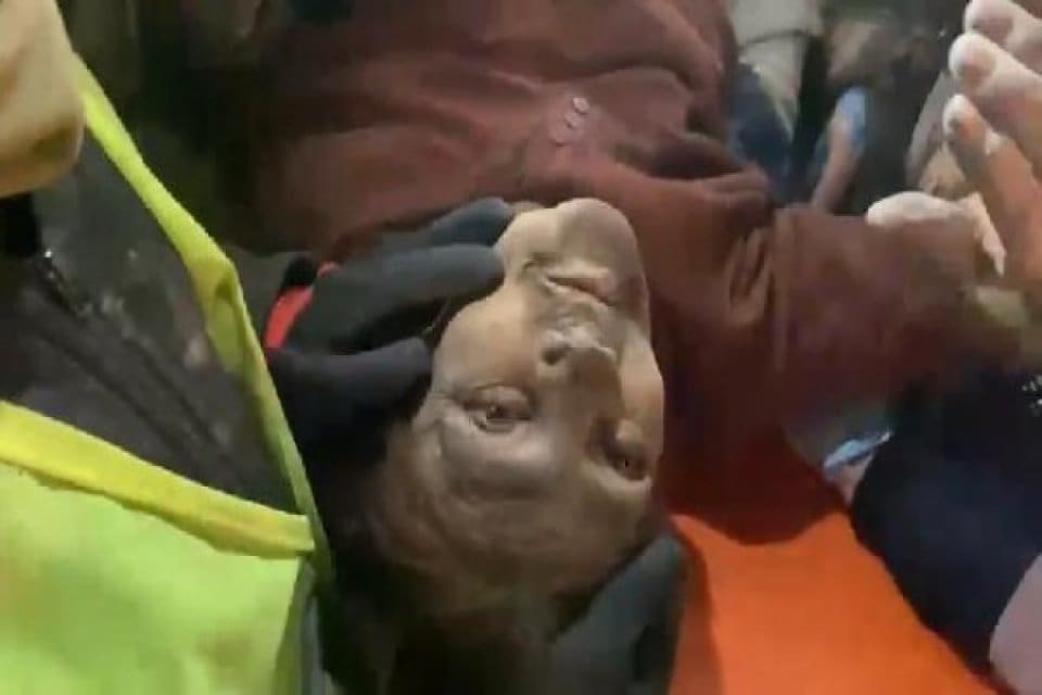 Malatya'nın Battalgazi il&ccedil;esinde, depremden 125 saat sonra enkazdan sağ &ccedil;ıkarılan