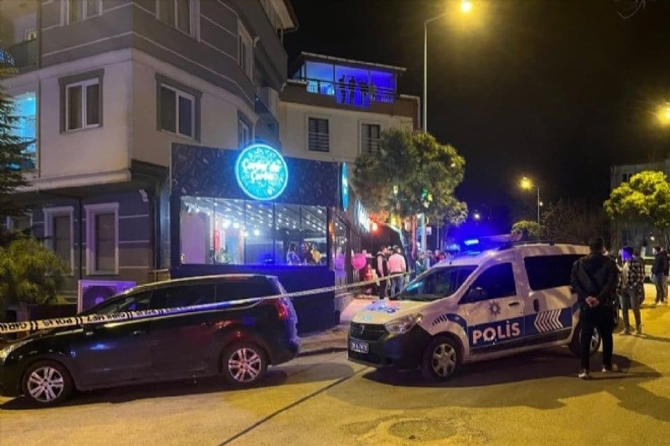 Denizli'nin Pamukkale il&ccedil;esinde bir otomobilden pompalı t&uuml;fekle ateş a&ccedil;ılması sonucu
