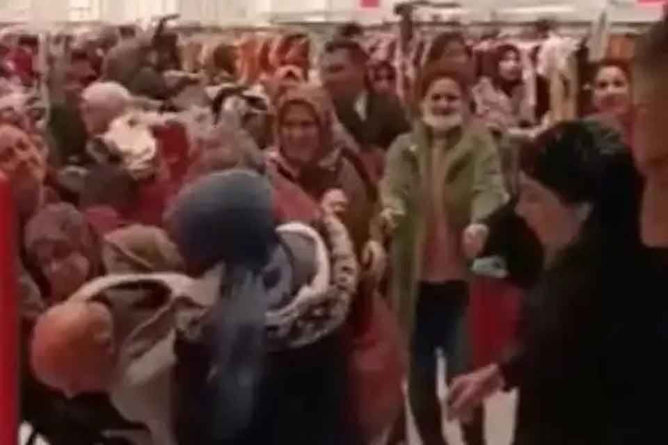 Karaman'da bir giyim mağazasında tepki &ccedil;eken g&ouml;r&uuml;nt&uuml;ler kaydedildi.&nbsp;G&ouml;revlinin ucuz kıyafetleri