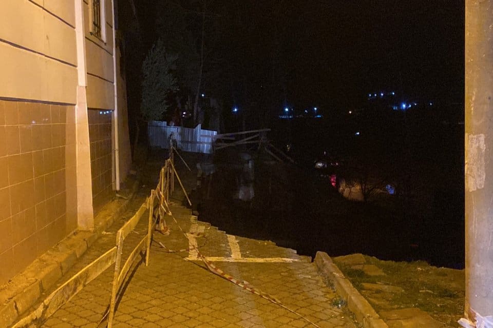 Manisa'nın Turgutlu il&ccedil;esinde, bir bina inşaatının kazı alanında toprak kayması