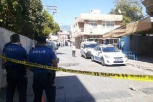 İzmir'in Karşıyaka il&ccedil;esinde, iki grup arasında &ccedil;ıkan silahlı kavgada 2