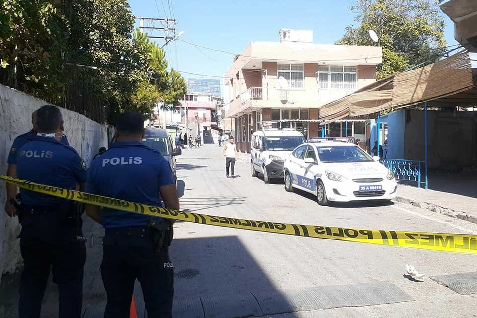 İzmir'in Karşıyaka il&ccedil;esinde, iki grup arasında &ccedil;ıkan silahlı kavgada 2