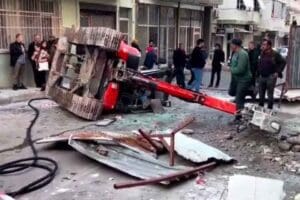 Bir binanın yıkımını ger&ccedil;ekleştiren mini ekskavat&ouml;r&nbsp;3'&uuml;nc&uuml; kattan sokak ortasına d&uuml;şt&uuml;.
