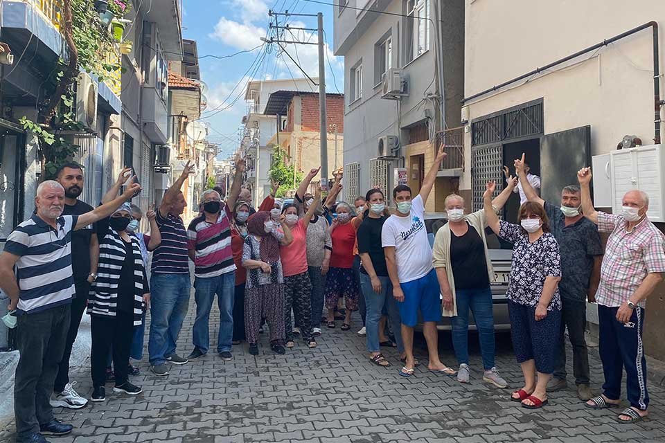 İzmir'in Bornova il&ccedil;esinde bir binanın &ccedil;atısına baz istasyonu yerleştirilmesine mahalleli