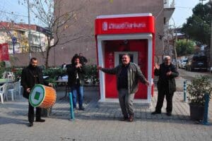 MANİSA'da, yaklaşık 30 bin n&uuml;fuslu Barbaros Mahallesi'ne kurulan bir bankaya