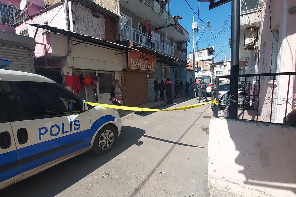 İzmir'in Konak ilçesinde Özgür Naygı (25) alacak verecek meselesi nedeniyle