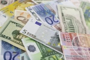 Dolar-euro paritesinin eşitlenmesi &uuml;zerine değerlendirmede bulunan Mahfi Eğilmez, "T&uuml;rkiye n&ouml;tr