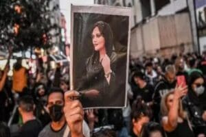 T&uuml;rkiye'nin bir&ccedil;ok ilinde eş zamanlı olarak Mahsa Amini protestoları ger&ccedil;ekleşirken,