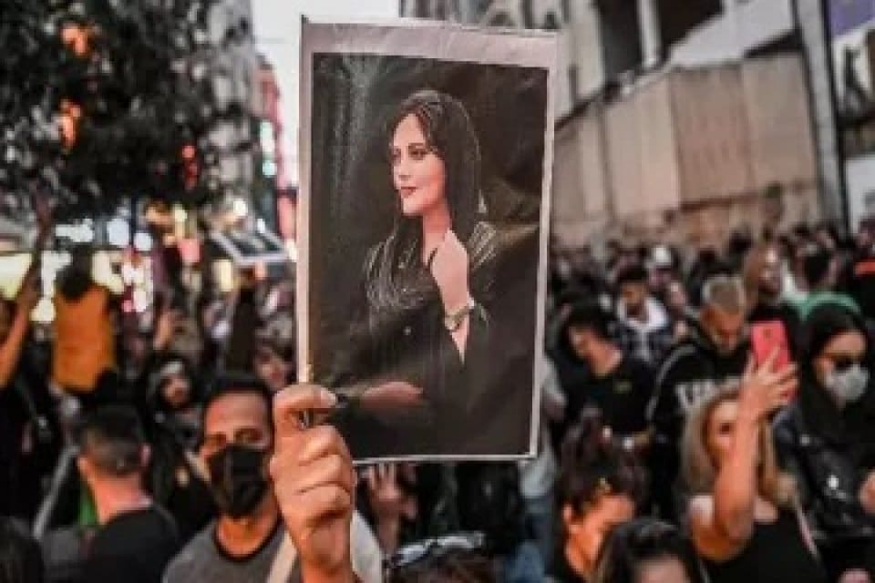T&uuml;rkiye'nin bir&ccedil;ok ilinde eş zamanlı olarak Mahsa Amini protestoları ger&ccedil;ekleşirken,