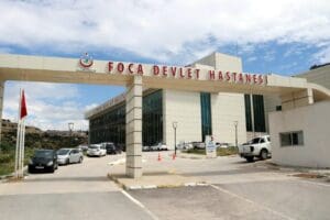 İZMİR'in Fo&ccedil;a il&ccedil;esinde, denize atlayan B.K. polis tarafından &ccedil;ıkarılıp, hastaneye
