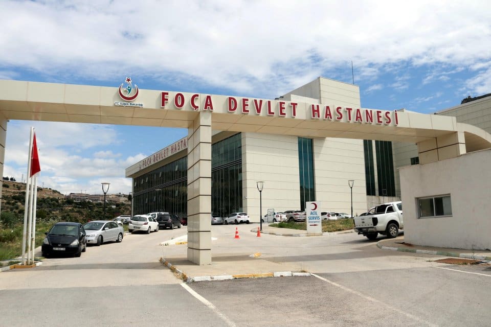 İZMİR'in Fo&ccedil;a il&ccedil;esinde, denize atlayan B.K. polis tarafından &ccedil;ıkarılıp, hastaneye