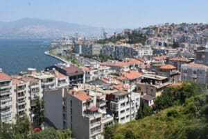 İzmir'de yaşayan Safiye Kaya (50), Şehri Ş.'nin (65) haciz ve