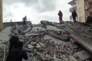 Malatya'da 5 katlı ağır hasarlı bina kendiliğinden &ccedil;&ouml;kt&uuml;, 1 kişinin