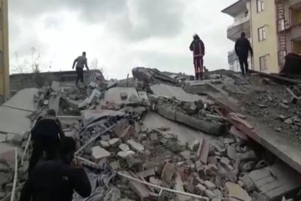Malatya'da 5 katlı ağır hasarlı bina kendiliğinden &ccedil;&ouml;kt&uuml;, 1 kişinin