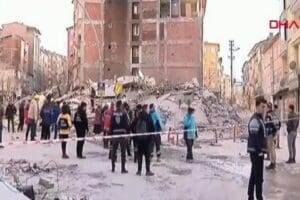 Malatya'da 5 katlı binanın &ccedil;&ouml;kt&uuml;ğ&uuml;, ekiplerin &ccedil;&ouml;ken binanın enkazında dinleme
