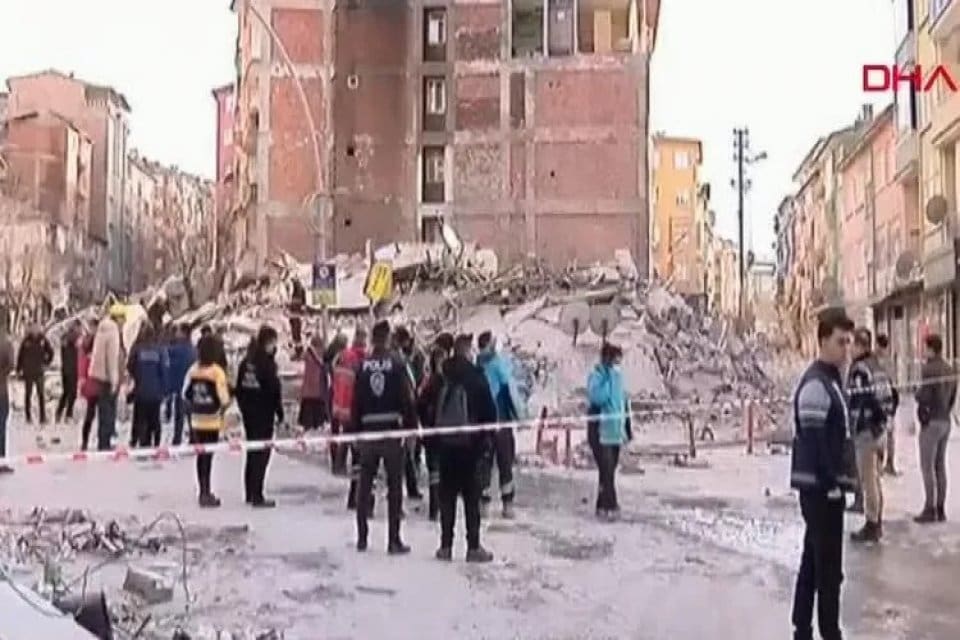 Malatya'da 5 katlı binanın &ccedil;&ouml;kt&uuml;ğ&uuml;, ekiplerin &ccedil;&ouml;ken binanın enkazında dinleme