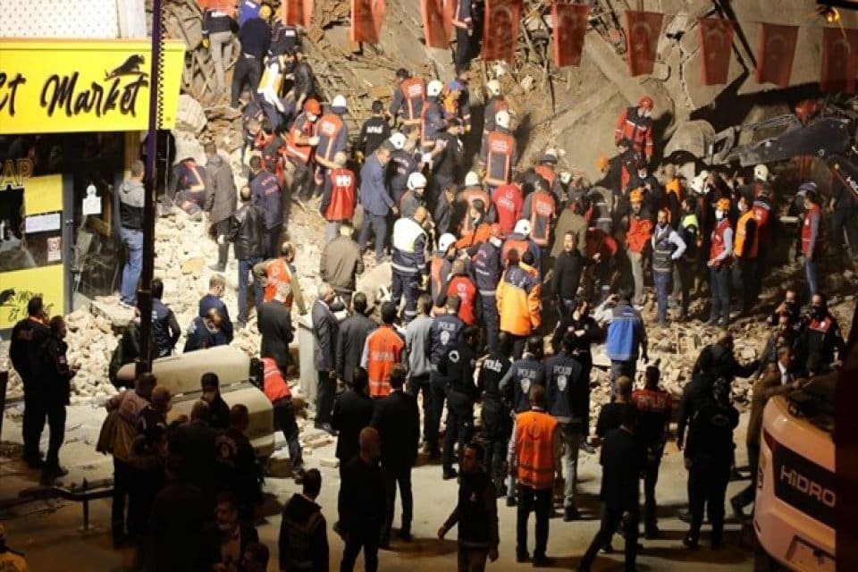 Malatya'da iki katlı binanın &ccedil;&ouml;kmesi sonucu enkaz altında kalanlar olduğu