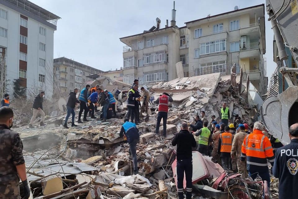 Malatya'nın Yeşilyurt il&ccedil;esinde meydana gelen 5,6 b&uuml;y&uuml;kl&uuml;ğ&uuml;ndeki depreme&nbsp;eşyalarını almak i&ccedil;in