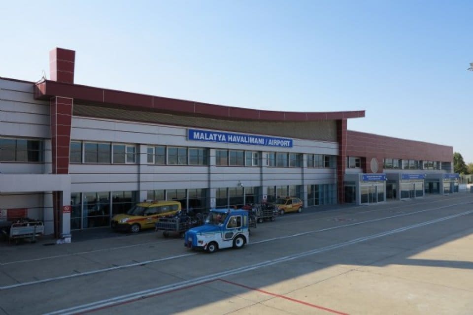 Habert&uuml;rk yayınına bağlanan gazeteci Didem Barut, Malatya Havalimanı'nın &ccedil;atısının &ccedil;&ouml;kt&uuml;ğ&uuml;n&uuml;