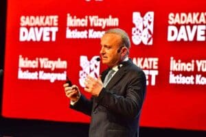 İkinci Y&uuml;zyılın İktisat Kongresi kapsamında konuşan&nbsp; F&uuml;t&uuml;ristler Derneği Kurucusu Alphan